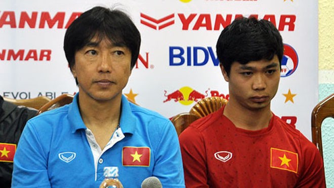 HLV Miura (trái) muốn các học trò thi đấu nhiệt tình để tích lũy kinh nghiệm chứ không quan trọng chuyện thắng bại. Ảnh: Quang Huy.