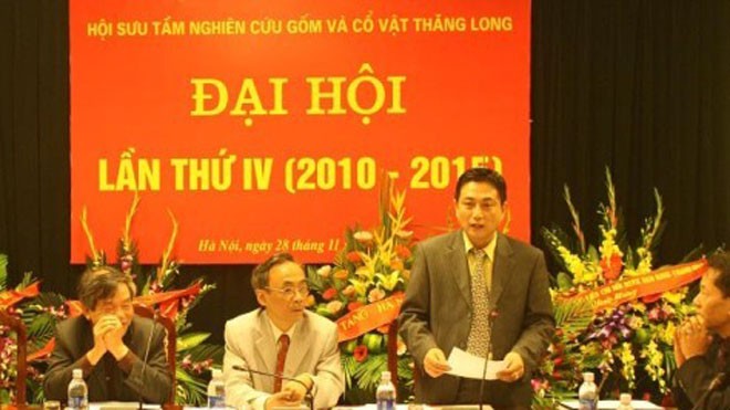 Ông Đào Phan Long (ngồi giữa)– Phó Chủ tịch Hiệp hội Doanh nghiệp cơ khí VN (VAMI), đồng thời là Chủ tịch Hội sưu tập nghiên cứu gốm và cổ vật Thăng Long.