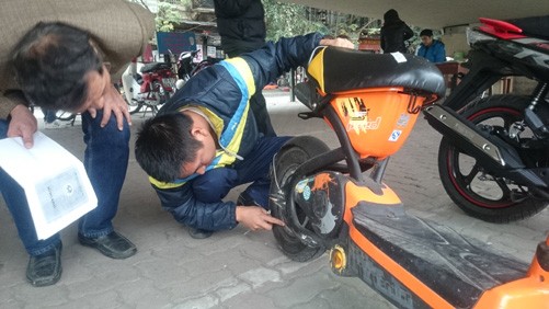 Làm thủ tục cà số khung xe máy điện tại Điểm đăng ký phương tiện cơ giới quận Hoàn Kiếm.