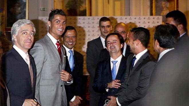 Ronaldo, ông trùm chuyển nhượng Mendes (thứ hai và ba từ trái sang) cùng bạn bè trong lễ ra mắt. Ảnh: Reuters