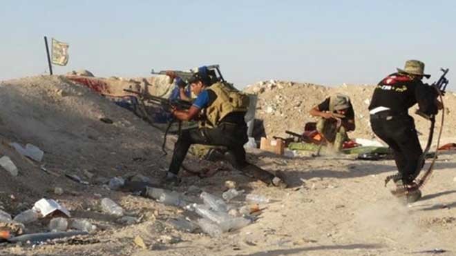 Lực lượng an ninh Iraq đấu súng với phiến quân Nhà nước Hồi giáo ở ngoại ô thành phố Ramadi hồi tháng 6. Ảnh: Reuters.