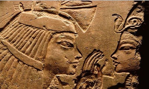 Hình khắc miêu tả Maia (trái) và vua Tutankhamun (phải). Ảnh: Wikipedia.
