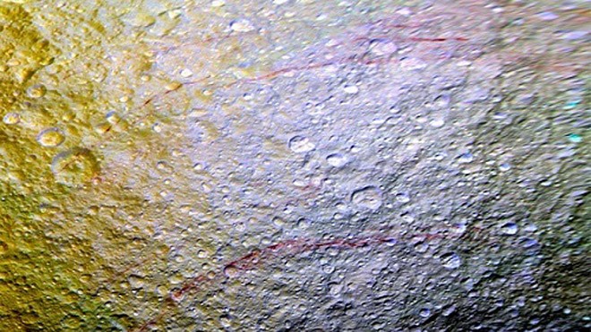 Vệt màu đỏ máu bí ẩn trên bề mặt Tethys. Ảnh: NASA/JPL-Caltech/SSI.