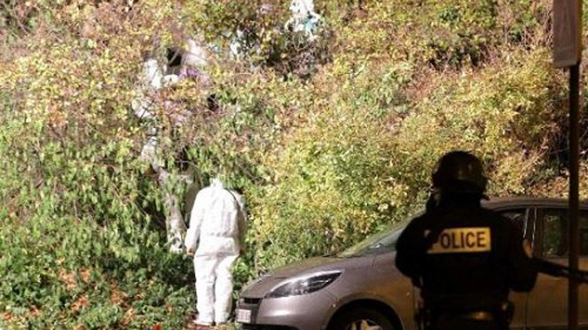 Cảnh sát Pháp khám xét các bụi cây nơi Abdelhamid Abaaoud ẩn náu. Ảnh: LP/Olivier Arandel