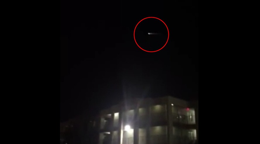 Vật thể phát sáng kỳ lạ xuất hiện trên bầu trời Mỹ tối 22/12. (Ảnh: Youtube)