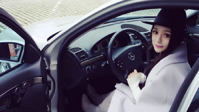 Wang Hong Jia khoe chiếc Mercedes-Benz E55 AMG với chia sẻ "vừa thay xe".