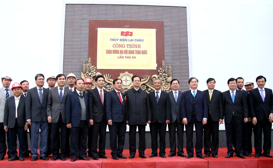 Thủ tướng Chính phủ Nguyễn Tấn Dũng và lãnh đạo các bộ ngành, lãnh đạo EVN tại lễ gắn biển “Công trình Chào mừng Đại hội Đảng toàn quốc lần thứ XII”.
