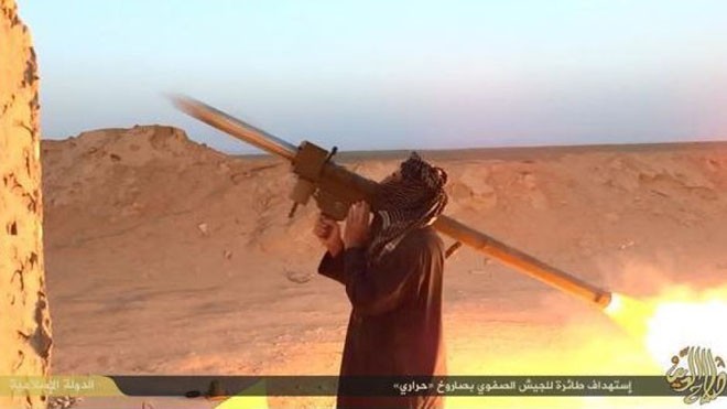 Một tay súng của IS đang sử dụng tên lửa phòng không vác vai. (Ảnh minh họa: Twitter)