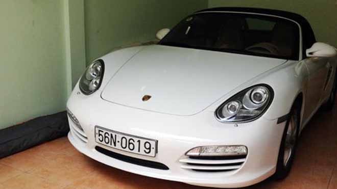 Xe Porsche, một trong 4 ôtô đắt tiền của Tú bị kê biên để đảm bảo cho việc thi hành án. Ảnh: Q. T.