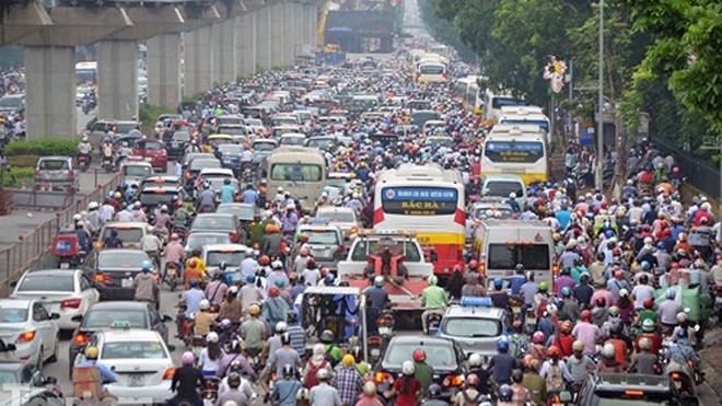 Lượng phương tiện giao thông cá nhân tăng mạnh gây nguy cơ ùn tắc giao thông lớn trên địa bàn thủ đô. 