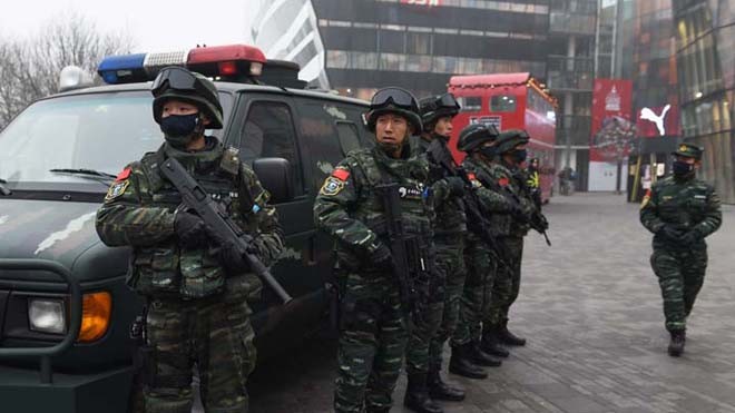 Cảnh sát vũ trang của Trung Quốc được điều tới Salitun ở Bắc Kinh sau cảnh báo về mối đe dọa nhằm vào người phương Tây ở khu vực này dịp Giáng sinh. (Ảnh: AFP)