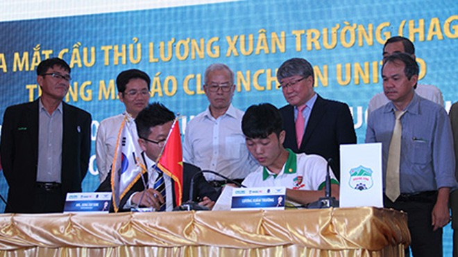 Xuân Trường (ngồi bên phải) ký hợp đồng với đại diện CLB Incheon United (ảnh: Trọng Vũ)