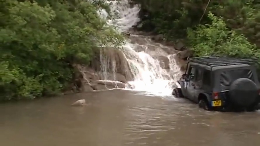 Xe Jeep băng hồ, leo thác nước tài tình