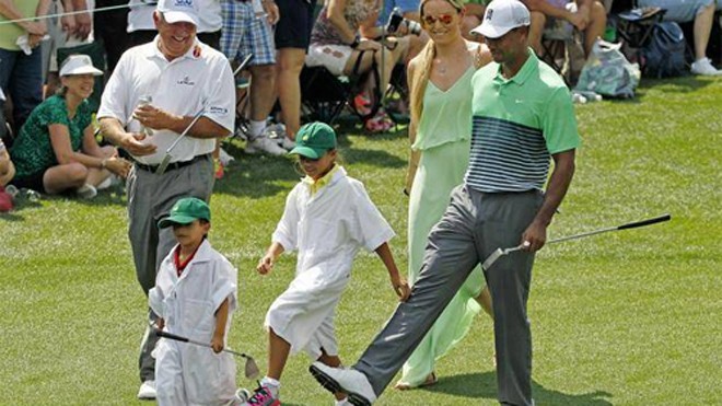 Tiger (phải) cùng hai con và người thân trong một lần đánh golf.