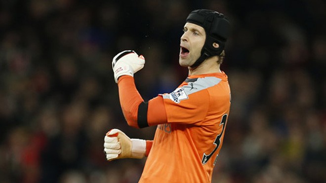 Cech sẽ còn có nhiều trận sạch lưới nữa bởi anh đủ sức bắt chính thêm vài năm cho Arsenal. Ảnh: Reuters.