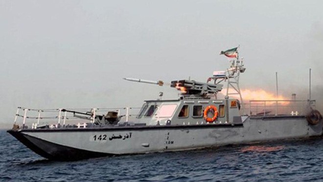 Tàu tấn công nhanh của Iran phóng tên lửa. Ảnh: EPA