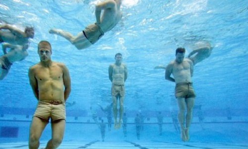 Hải quân Mỹ trong một buổi luyện tập chống chết đuối. Ảnh: US Navy