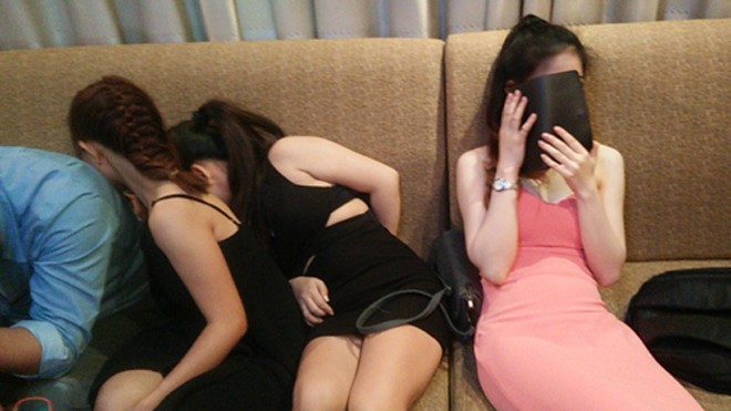 Nữ tiếp viên ăn mặc hở hang ngả ngớn với khách Hàn trong phòng karaoke. Ảnh: Quốc Thắng.