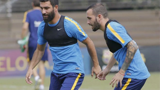 Turan và Vidal (phải) chỉ tập chay và quan sát đồng đội thi đấu nhiều tháng vừa qua.