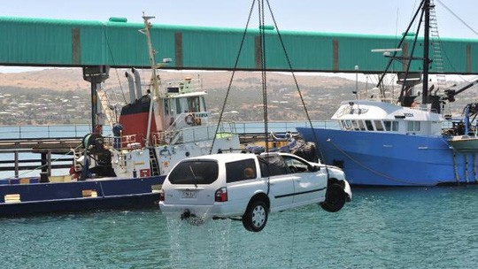 Chiếc xe được trục vớt lên bờ. Ảnh: News.com.au
