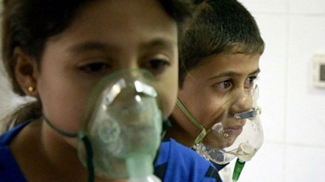 Trẻ em Syria thở bằng mặt nạ trong một vụ việc các nhà hoạt động gọi là vụ tấn công bằng khí đọc ở ngoại ô Damascus hồi tháng 8/2013. Ảnh: Reuters