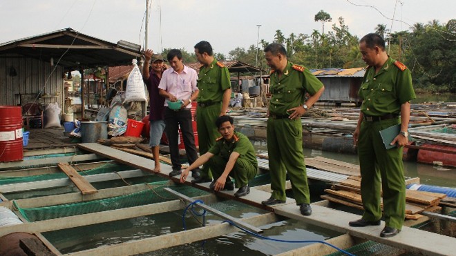 Cục cảnh sát Môi trường phối hợp với Phòng cảnh sát Môi trường, Công an tỉnh Đồng Nai khảo sát tại làng cá bè trên sông Cái