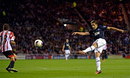 Giống Macheda cách đây vài năm, Januzaj (phải) cũng làm tất cả phải trầm trồ khi trình làng ở đội một Man Utd.