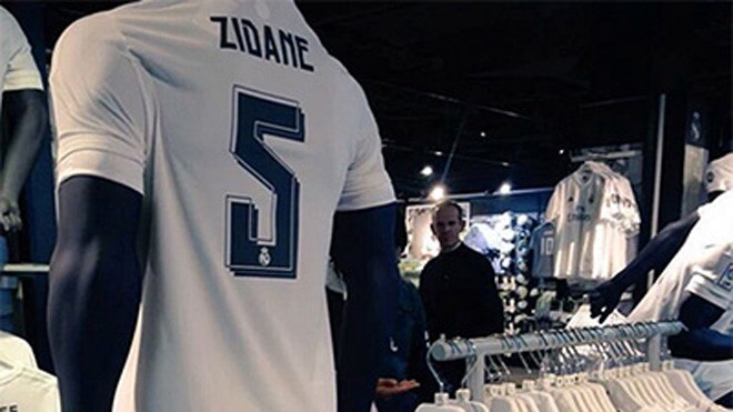 Danh tiếng của Zidane ngay lập tức giúp Real có thêm một nguồn thu, dù nhỏ, từ bán áo đấu của anh. Ảnh: AS.