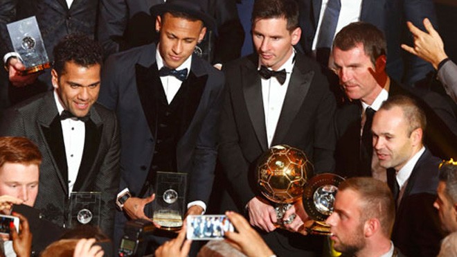 Messi chia sẻ khoảnh khắc giành Quả bóng vàng cùng các đồng đội ở Barca. Ảnh: Reuters.