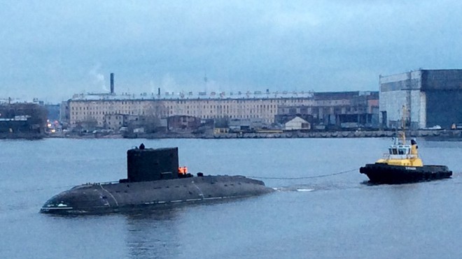 Tàu 186 – Đà Nẵng được lai dắt tới tàu Rolldock Star ở Saint Petersburg, ngày 12/12/2015 