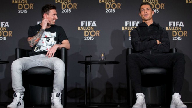 Tượng Ronaldo ở quê nhà bị viết tên... Messi