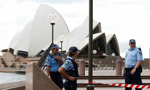Cảnh sát phong tỏa Nhà hát Opera Sydney vào chiều ngày 14/1. Ảnh: The Guardian