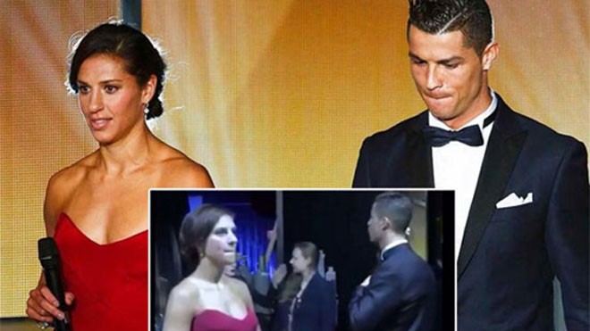 Ronaldo ngại ngùng khi đứng cạnh Lloyd trong lễ trao giải (ảnh lớn), còn Lloyd bối rối khi chạm mặt "đối phương" (ảnh nhỏ).