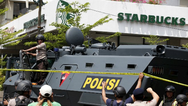 Xe thiết giáp của cảnh sát Indonesia tại hiện trường vụ tấn công. Ảnh: Reuters