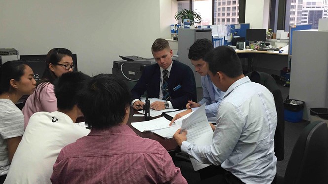 Cảnh sát bang NSW làm việc với đại diện Hội du học sinh Việt Nam ở Úc. Ảnh: Thanh Niên