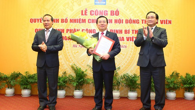 Phó Thủ tướng Hoàng Trung Hải và Thứ trưởng Bộ Công Thương Cao Quốc Hưng trao Quyết định và chúc mừng Chủ tịch HĐTV PVN Nguyễn Quốc Khánh