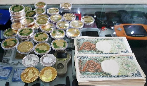 Tiền xu Autralia và tiền in hình khỉ Indonesia. Ảnh: GK.