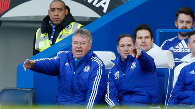 Hiddink chỉ đạo cầu thủ Chelsea trong trận đấu với Everton. Ảnh: Reuters.