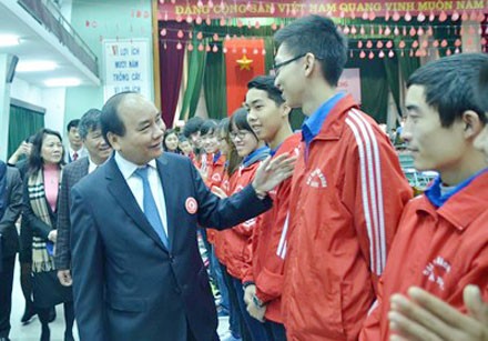 Phó Thủ tướng Nguyễn Xuân Phúc thăm hỏi, động viên các bạn trẻ tham gia hiến máu tại ĐH Bách khoa Hà Nội.