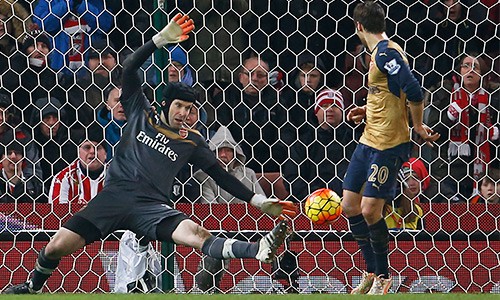 Wenger ấn tượng đặc biệt với hai pha cứu thua của Cech, xem đó là bước ngoặt giúp Arsenal có điểm. Ảnh: Reuters.