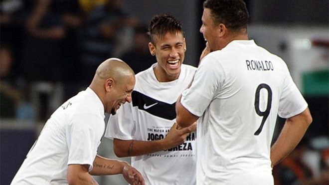 Carlos, Neymar và Ronaldo béo trong một trận đấu từ thiện. Ảnh: Reuters