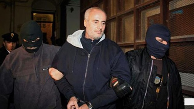 Các thành viên của Catturandi áp giải một tên tội phạm. Ảnh: Sicily24h