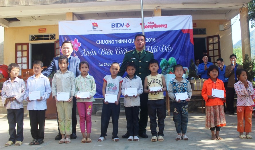 Bí thư T.Ư Đoàn Nguyễn Mạnh Tuấn trao quà của Ngân hàng BIDV cho bà con nhân dân xã Nậm Xe, huyện Phong Thổ.