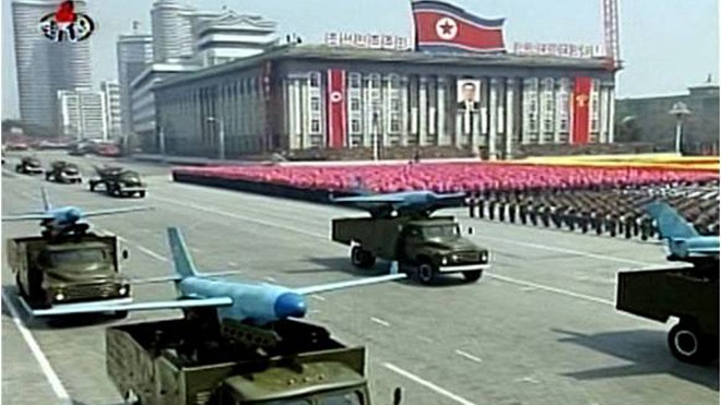 UAV xuất hiện trong lễ diễu binh ở Triều Tiên năm 2012. (Ảnh: KCTV)