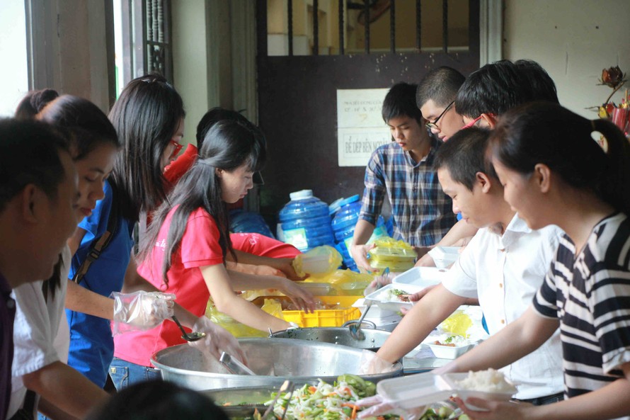 Đông đảo tấm lòng hảo tâm chung tay thực hiện bữa cơm ấm lòng tại chùa Phổ Quang