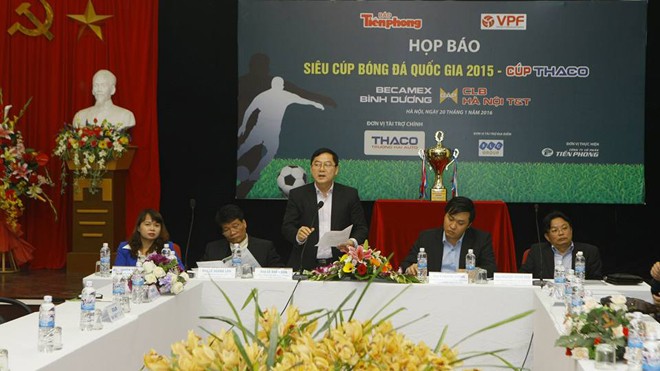 Tổng Biên tập báo Tiền Phong, Trưởng BTC Siêu cúp quốc gia 2015, ông Lê Xuân Sơn phát biểu tại buổi họp báo. Ảnh: Hồ Như Ý.