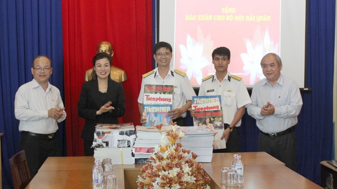 Bà Huỳnh Thị Lan Phương- Phó Tổng giám đốc VWS trao báo Xuân cho đại diện bộ đội hải quân