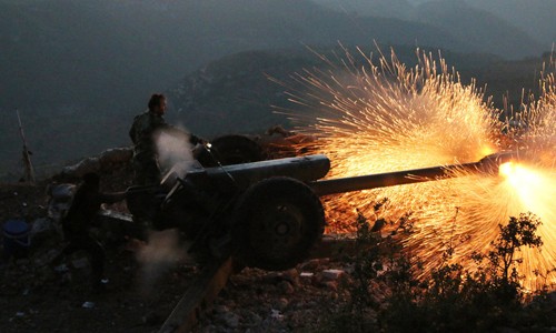 Binh sĩ quân đội chính phủ Syria nã pháo trong trận chiến gần Latakia. Ảnh: AP