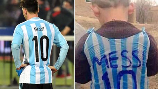 Cậu bé nghèo lấy túi rác làm áo Messi