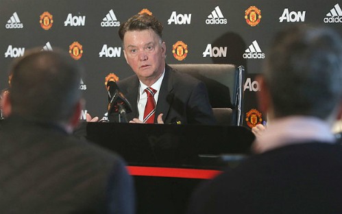 Van Gaal có mối quan hệ không tốt với báo chí sau chuỗi tám trận không thắng cuối năm ngoái. Ảnh: AFP.